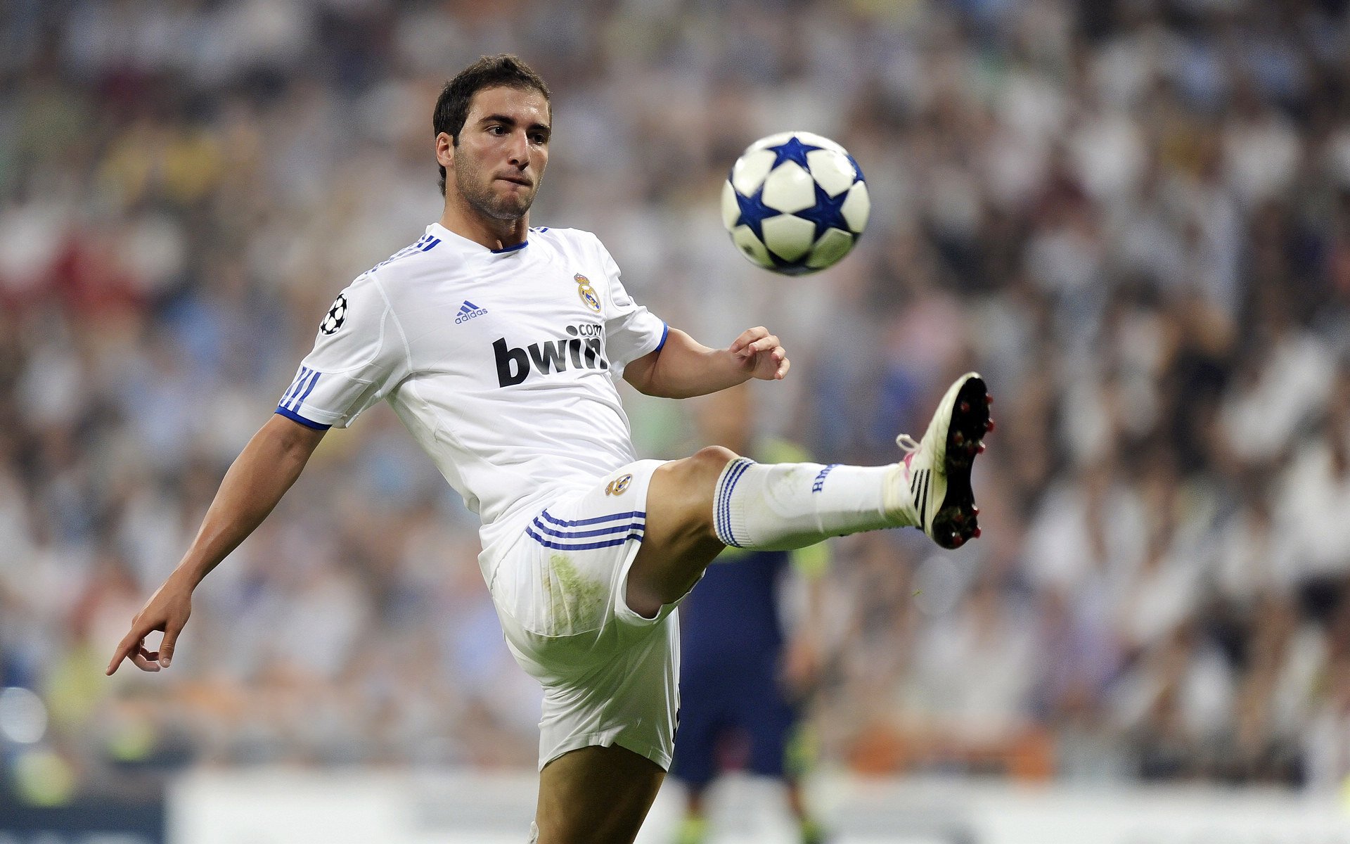 巴黎圣日耳曼在法甲继续领跑，豪华阵容难敌